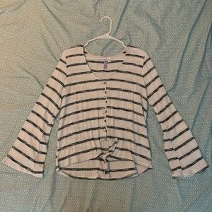 Cute long sleeve top.